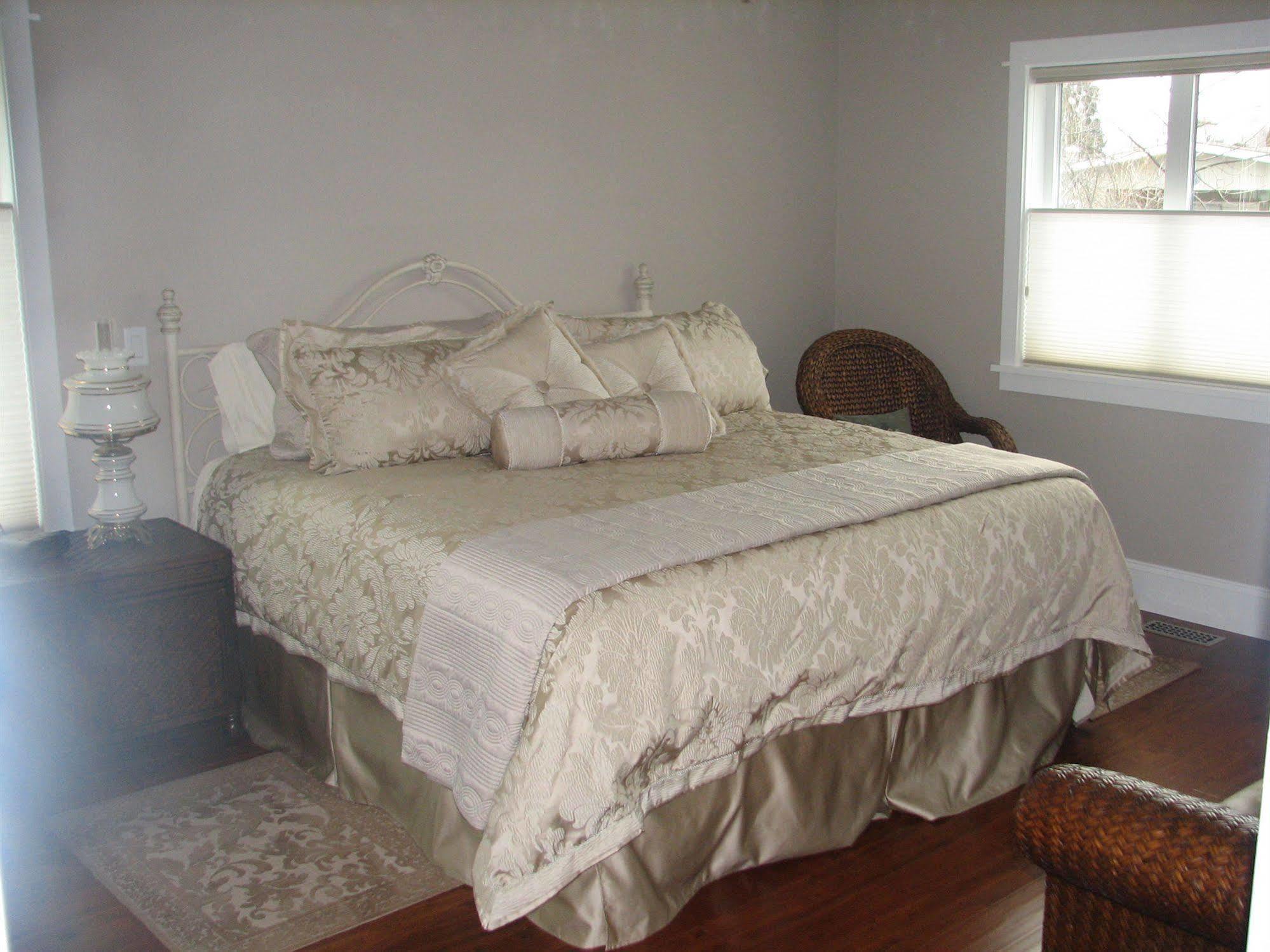 Chesterfield Inn Kelowna Buitenkant foto